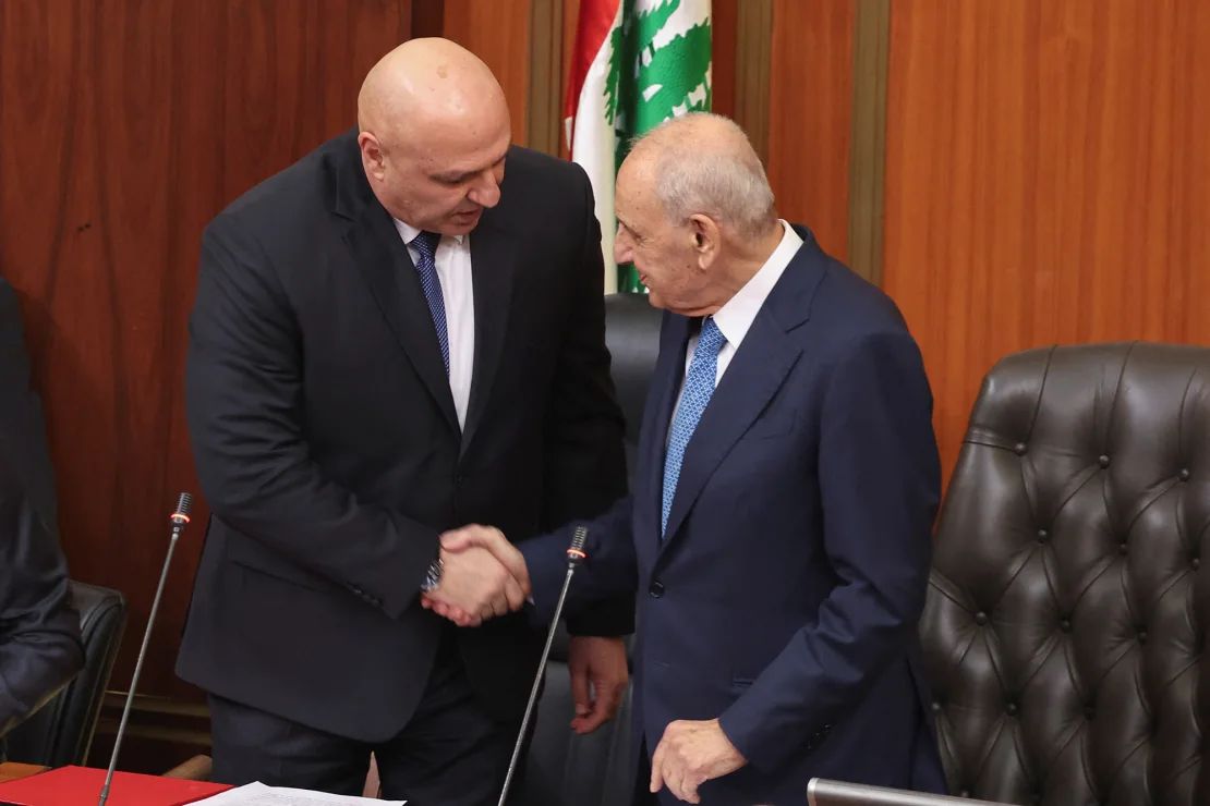 El presidente del parlamento libanés, Nabih Berri (derecha), estrecha la mano de Aoun tras ser elegido presidente el jueves 9 de enero de 2025.