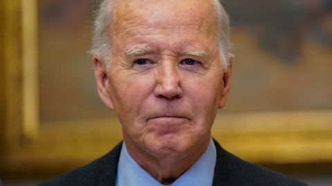 El presidente Joe Biden mira mientras habla desde la Sala Roosevelt sobre el informe de empleo y el estado de la economía en la Casa Blanca en Washington, el 10 de enero de 2025.