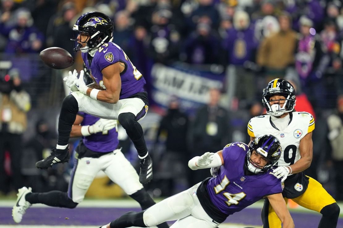 Baltimore Ravens safety Ar'Darius Washington (29) breaks up a pass against the Pittsburgh Steelers during the fourth quarter of an AFC Wild Card game at M&T Bank Stadium.