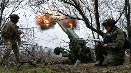 Una unidad de artillería ucraniana dispara un obús hacia las fuerzas rusas en la región de Zaporiyia el 11 de enero de 2025.