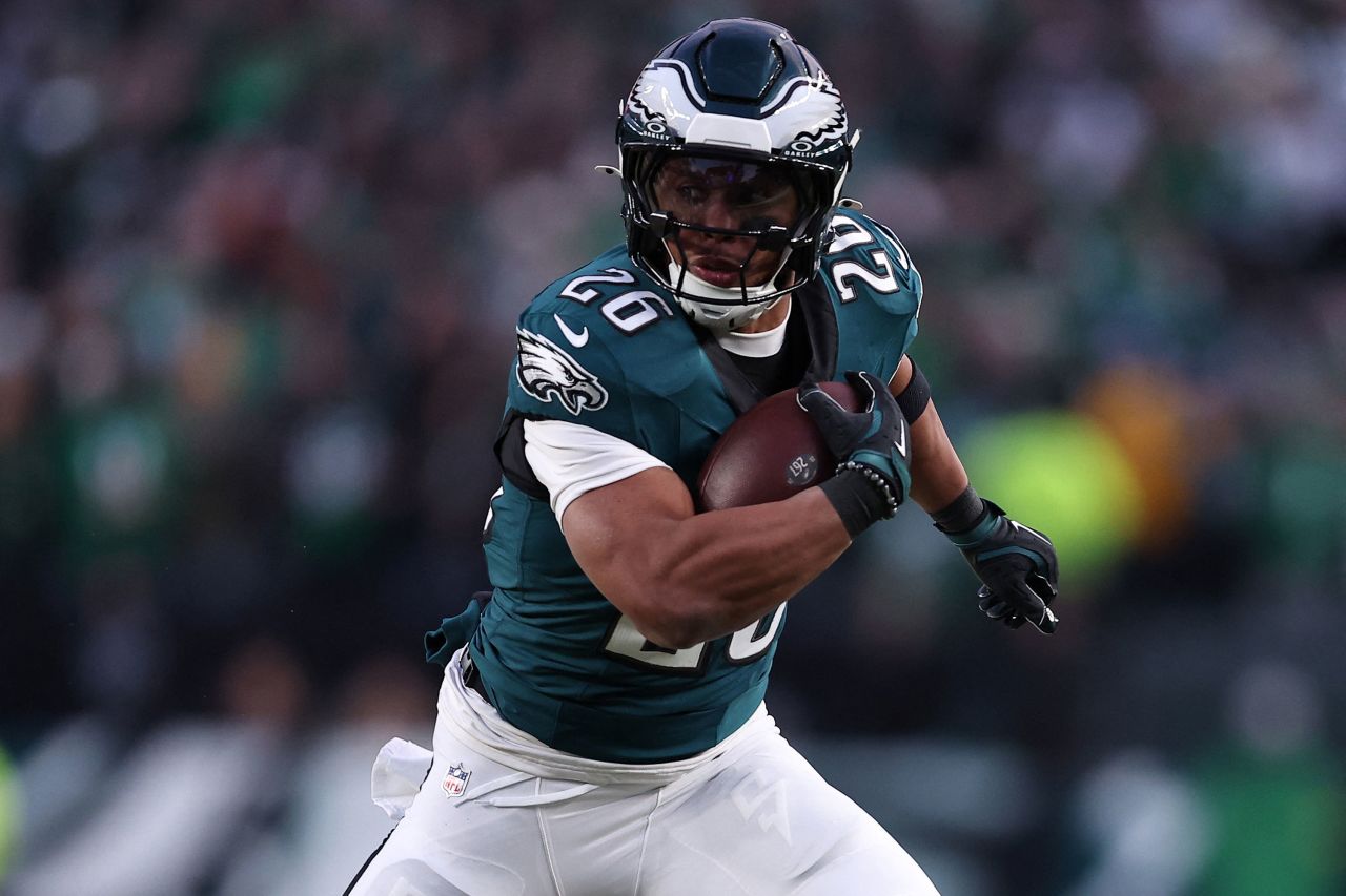 Philadelphia Eagles running back Saquon Barkley rushes the ball against the Green Bay Packers in the first quarter.