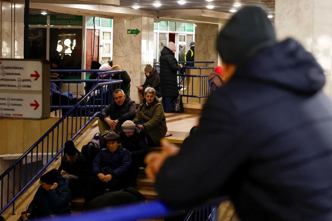 La gente se refugia en una estación de metro de Kyiv el 15 de enero