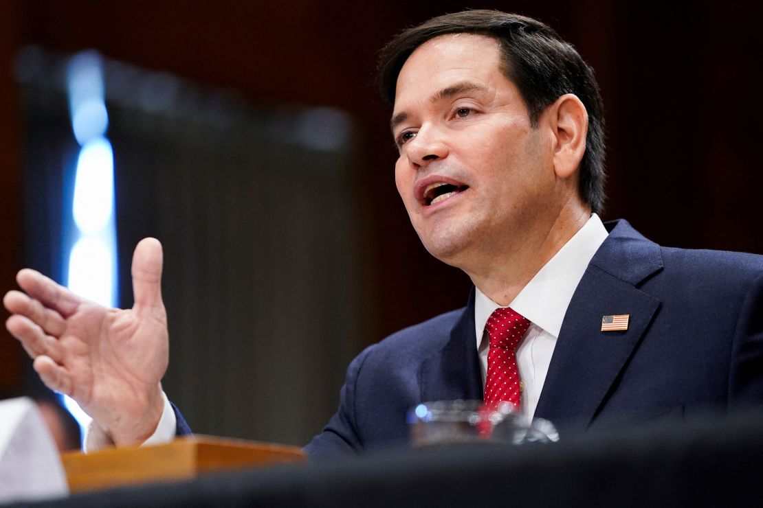 O senador Marco Rubio testemunha durante uma audiência de confirmação do Comitê de Relações Exteriores do Senado no Capitólio, em Washington, EUA, em 15 de janeiro de 2025.