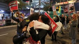 Partidarios de los rehenes israelíes reaccionan a las noticias sobre las negociaciones de alto el fuego en Gaza en Tel Aviv, Israel, 15 de enero de 2025.