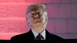 El presidente electo de Estados Unidos, Donald Trump, observa los fuegos artificiales en el Trump National Golf Club en Sterling, Virginia, Estados Unidos, el 18 de enero de 2025.