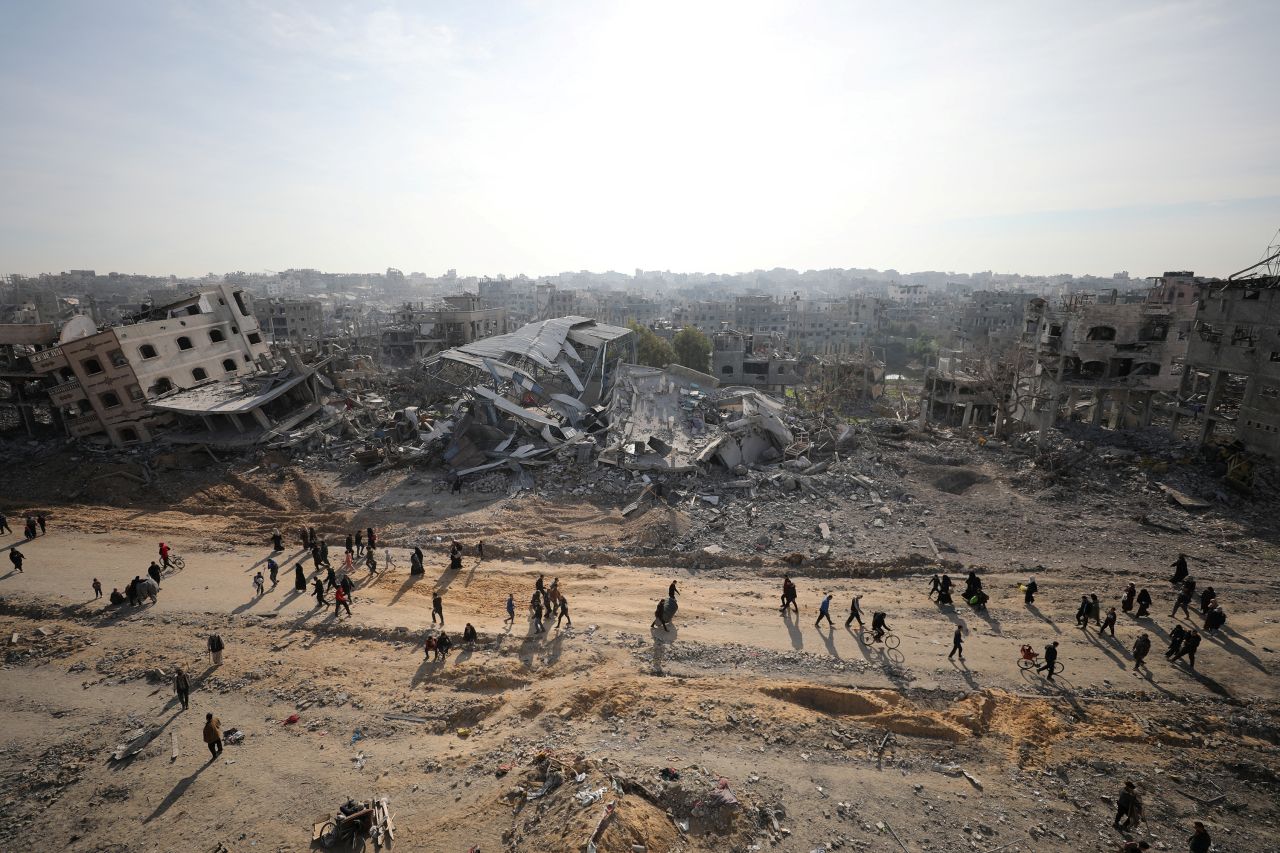 Displaced Palestinians walk past the rubble as they attempt to return to their homes, following a delay in the ceasefire between Israel and Hamas over the hostage list, in the northern Gaza Strip, January 19, 2025. REUTERS/Dawoud Abu Alkas