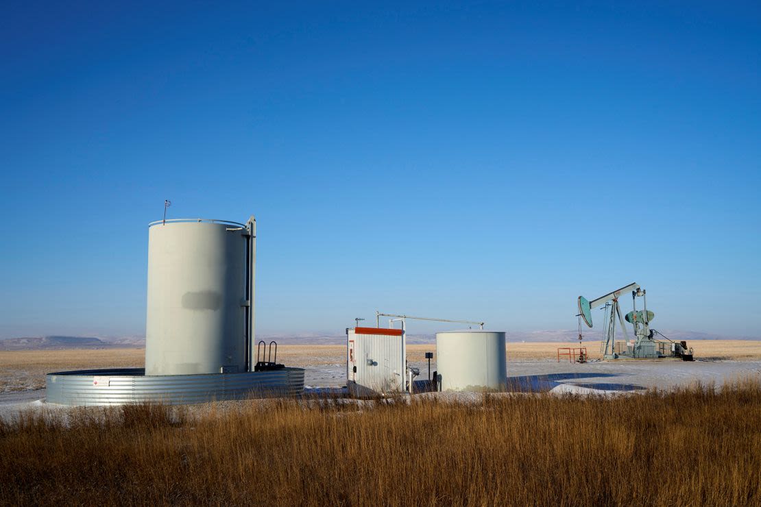 Vista de un surtidor de petróleo en las praderas cerca de Claresholm, Alberta, Canadá.