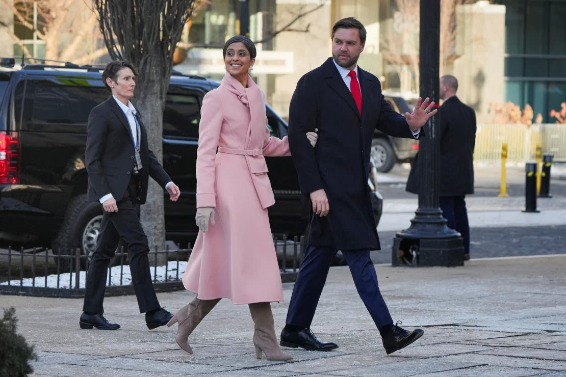 La esposa del vicepresidente J.D. Vance, Usha, imitó a Jackie Kennedy con un vestido y unas botas de gamuza color rosa de Oscar de la Renta.