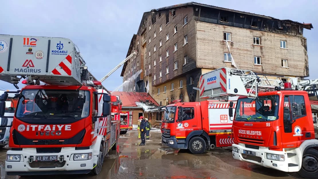 Los bomberos trabajan para extinguir el incendio en el hotel de Kartalkaya.