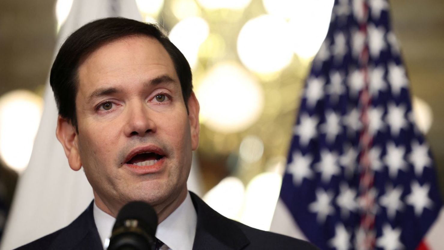 Marco Rubio habla tras jurar su cargo como secretario de Estado ante el vicepresidente de EE.UU., J. D. Vance, en el Eisenhower Executive Office Building de Washington, el 21 de enero de 2025.