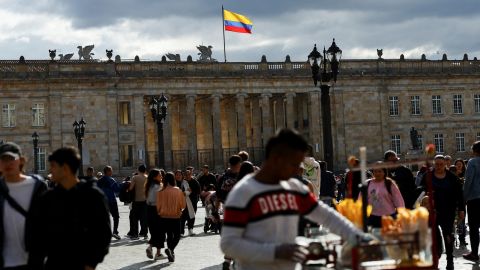 Transeúntes y comerciantes en la Plaza Bolívar en Bogotá.