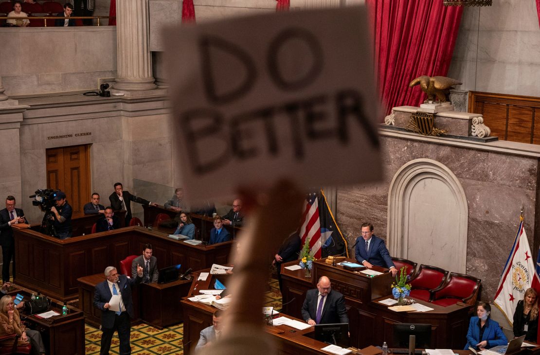 Um manifestante detém uma placa durante uma sessão legislativa especial focada em reformas que apóiam as políticas do presidente Donald Trump no Tennessee Capitol em Nashville em 29 de janeiro de 2025.