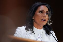 O ex -representante Tulsi Gabbard, indicado ao presidente dos EUA, Donald Trump como diretor de inteligência nacional, testemunha perante uma audiência de confirmação do Comitê de Inteligência do Senado em Capitol Hill em Washington, EUA, 30 de janeiro de 2025. Reuters/Nathan Howard