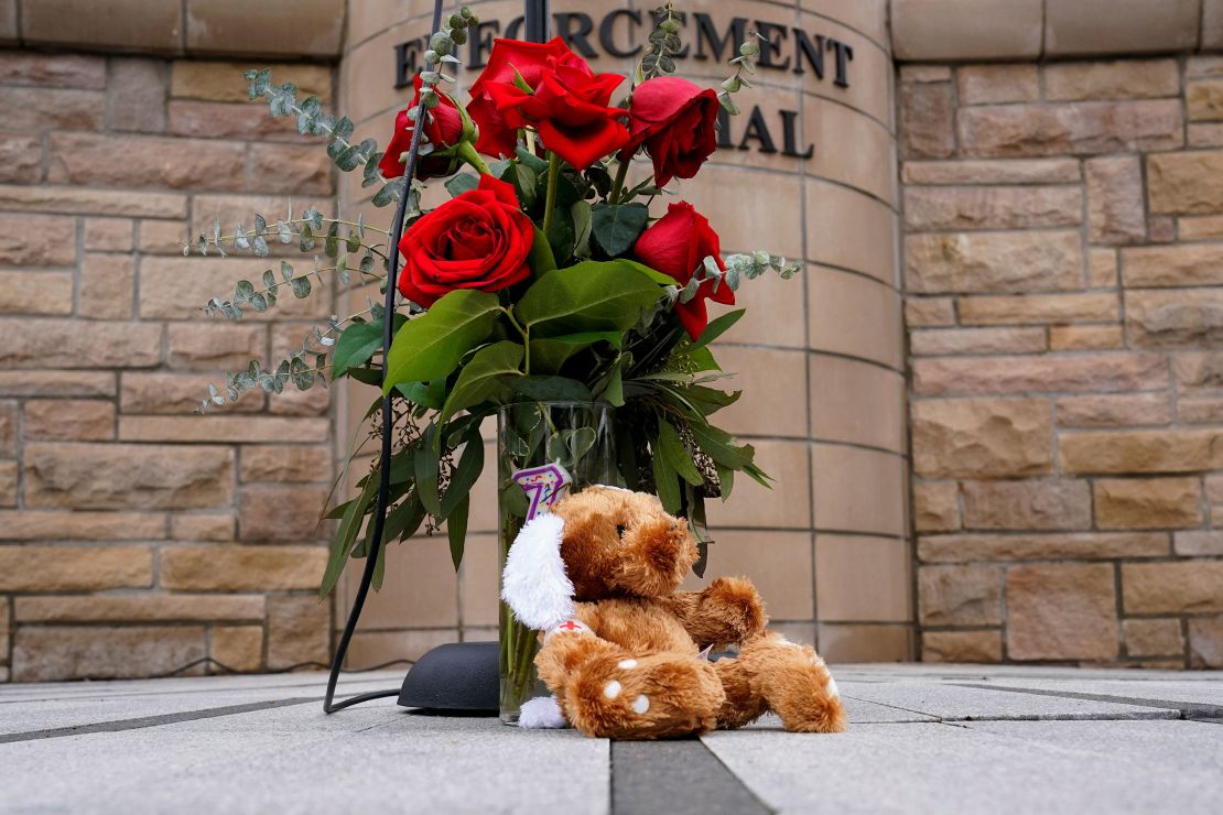 Flores e um brinquedo de animais de pelúcia estão no chão na prefeitura de Wichita, onde as pessoas participaram de uma vigília de oração pelas vítimas do acidente de avião do vôo 5342 da American Eagle, em Wichita, Kansas, na quinta -feira.