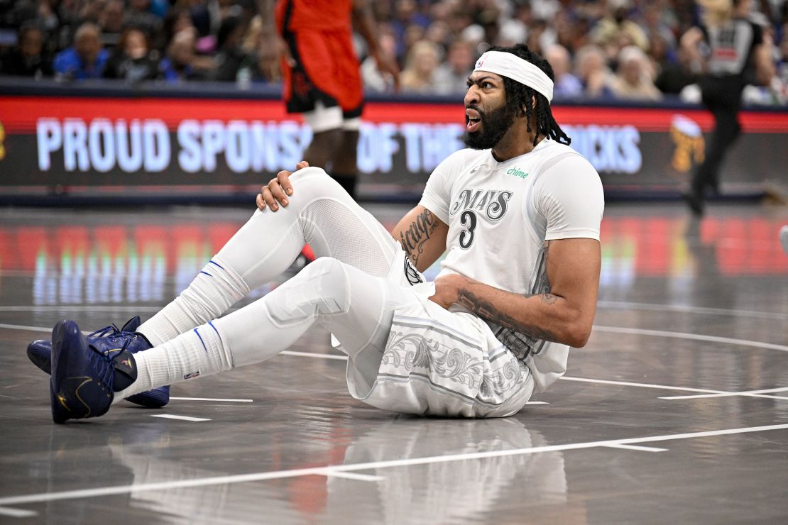 Anthony Davis fell to the ground after he tried to defend a drive by Alperen Şengün.