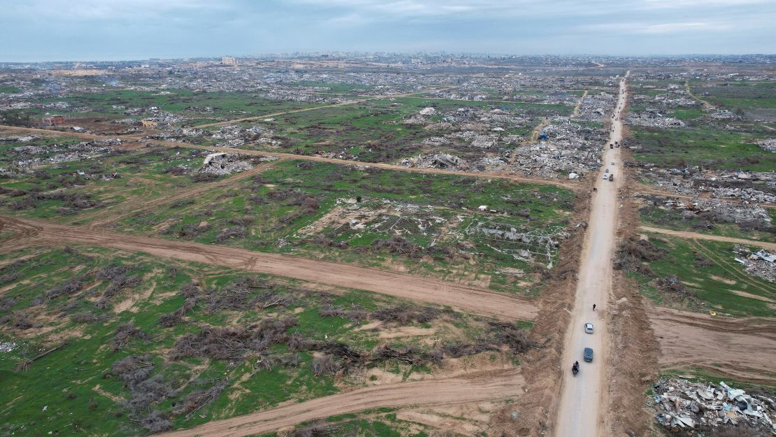 Palestinians passed the Kura Rub after Israeli forces retreated from the Netzarim corridor on Sunday.