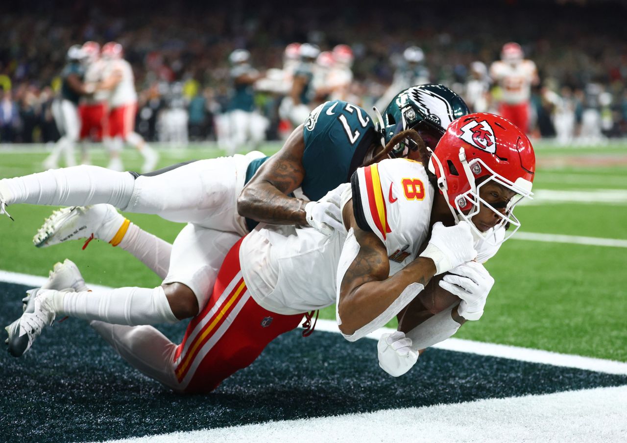 El receptor abierto de los Kansas City Chiefs, DeAndre Hopkins, atrapa un pase de touchdown contra el esquinero de los Philadelphia Eagles, Quinyon Mitchell, en el cuarto cuarto.
