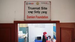 Un trabajador de la salud se encuentra en un sitio financiado por USAID para la detección de tuberculosis en Bangladesh en febrero.