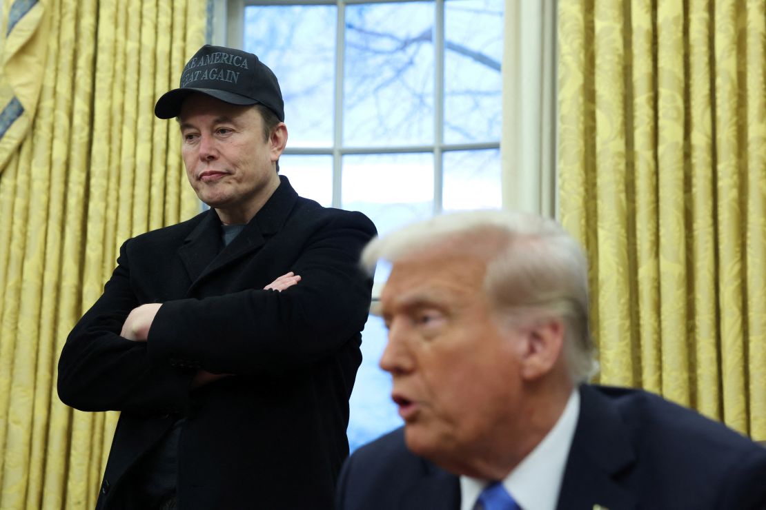 Elon Musk ouve o presidente dos EUA, Donald Trump, fala no Salão Oval da Casa Branca em Washington, DC, em 11 de fevereiro de 2025.