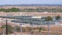 Tiendas de campaña recién levantadas para albergar a migrantes detenidos en la Estación Naval de Estados Unidos en la bahía de Guantánamo, Cuba, 21 de febrero de 2025.