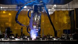 Una máquina de soldadura automatizada suelda acero en HCC, una empresa que utiliza piezas para fabricar cosechadoras, en la fábrica de Mendota, Illinois, el 21 de febrero de 2025.