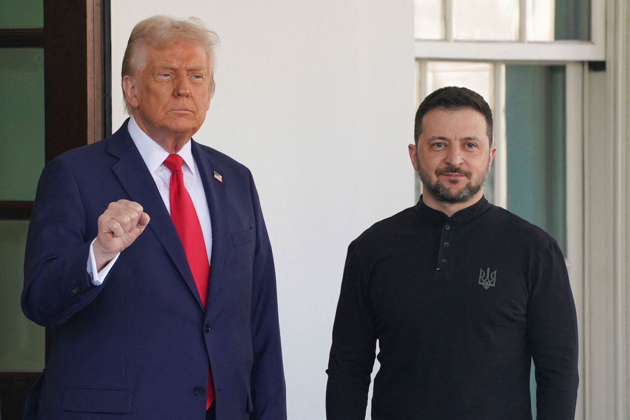 ABD Başkanı Donald Trump, Cuma günü Ukrayna Devlet Başkanı Volodimir Zelenskiy'nin Beyaz Saray'a gelişi sırasında kameralara el kol hareketi yaptı.