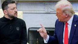 El líder ucraniano Volodymyr Zelensky y el presidente de EE.UU. Donald Trump en la Casa Blanca el viernes.