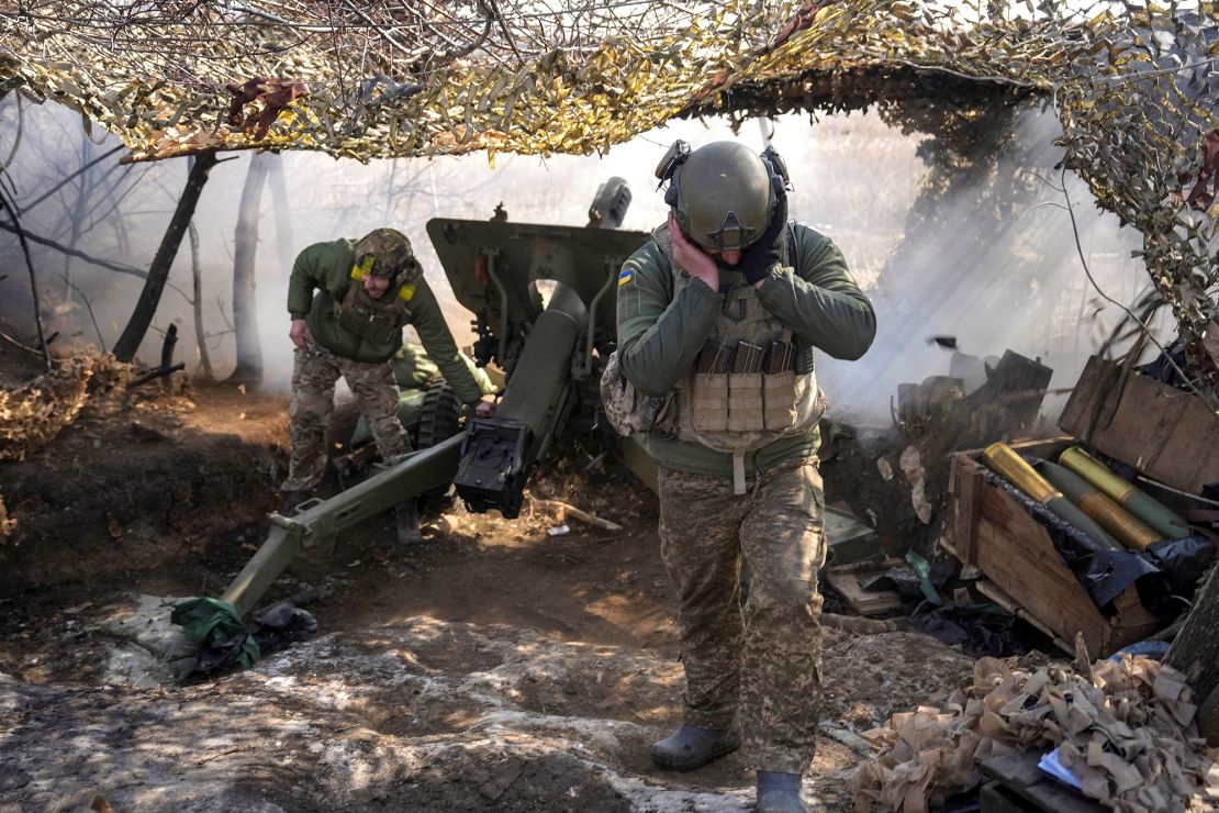 Servicemen of the Ukrainian National Guard fire an OTO Melara howitzer towards Russian troops on March 3.