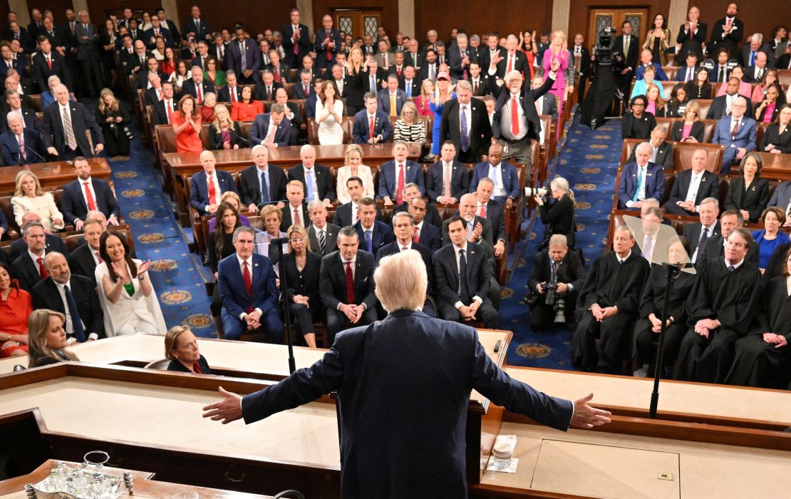 O presidente Donald Trump gesticula enquanto fala.