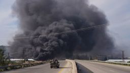 El humo se eleva mientras  de las fuerzas sirias viajan en un vehículo mientras combaten una insurgencia de combatientes leales a la secta alauita del líder derrocado Bashar al-Assad, en Latakia, Siria, el 7 de marzo.