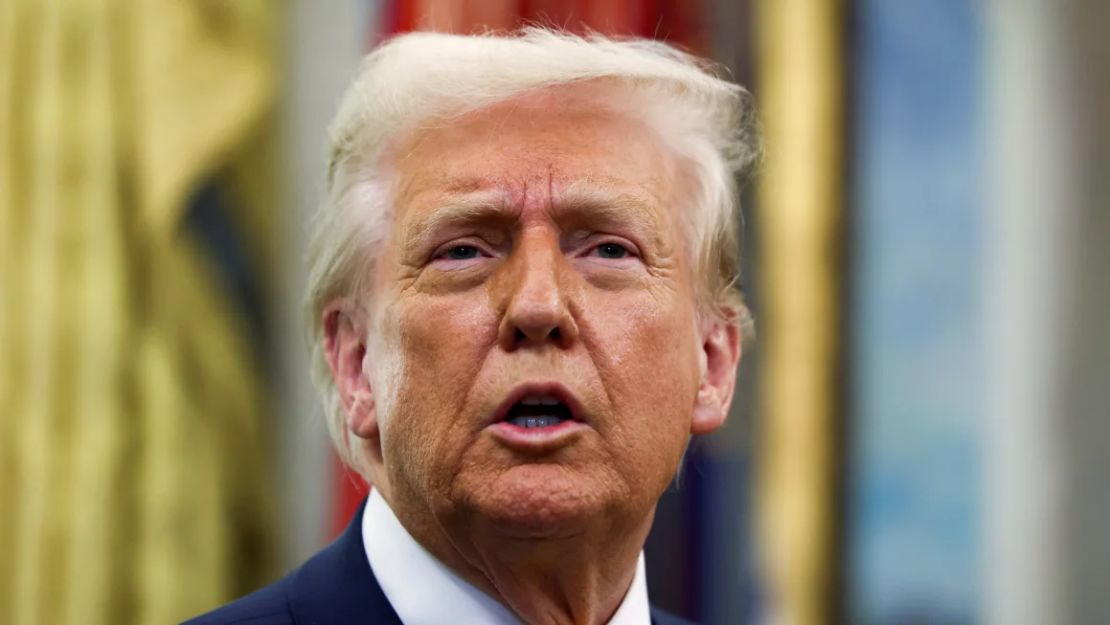 El presidente Donald Trump habla en la Oficina Oval de la Casa Blanca en Washington, DC, el 7 de marzo de 2025.