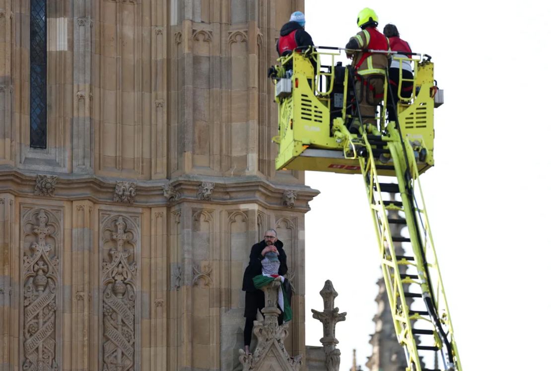 Socorristas intentan llegar a un hombre en la Torre Elizabeth de Londres el 8 de marzo