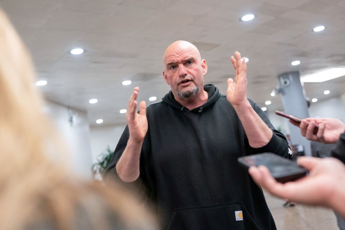 O senador John Fetterman fala com os membros da mídia no Capitólio dos EUA em Washington, DC, em 12 de março de 2025.