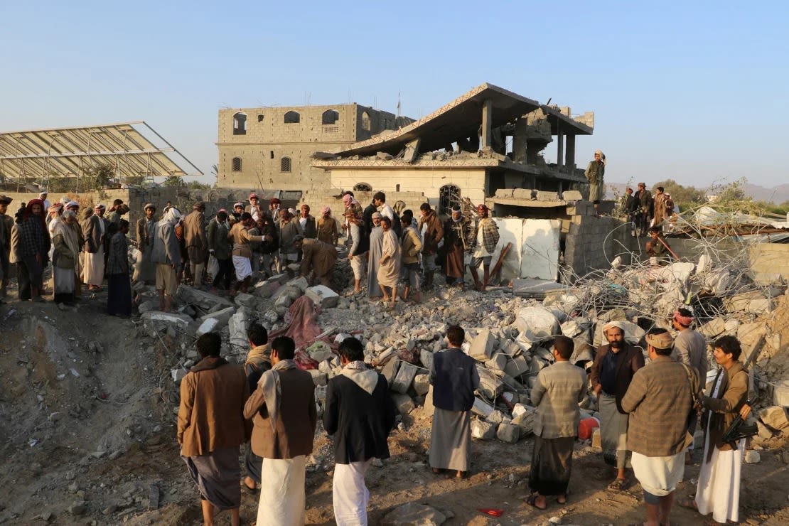 La gente se reúne en el lugar de una casa alcanzada por un ataque en Saada, Yemen, el 16 de marzo.