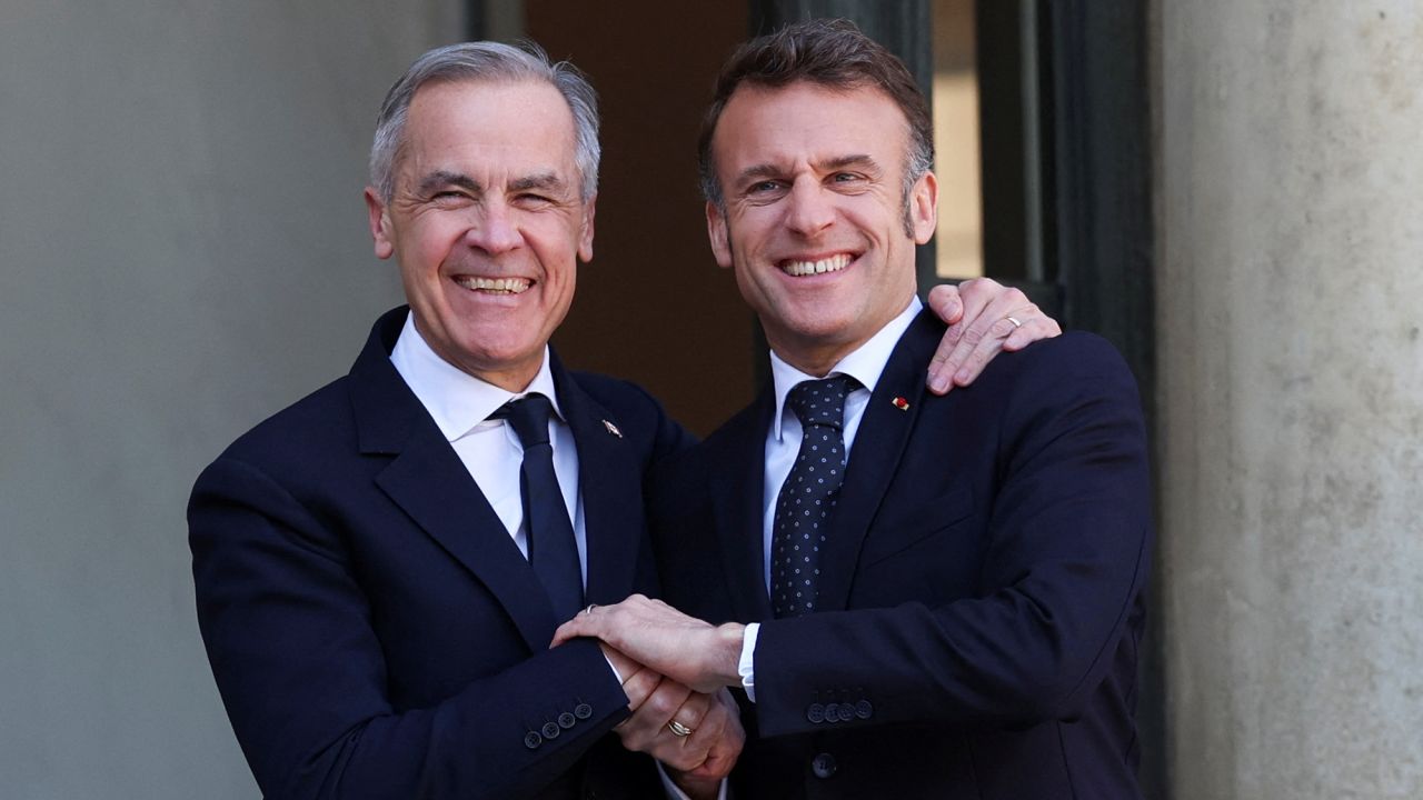 French President Emmanuel Macron welcomes Canadian Prime Minister Mark Carney at the Elysee Palace in Paris, France, March 17, 2025. REUTERS/Carlos Osorio