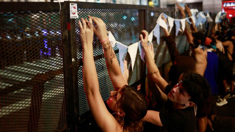 Demonstrators place pennants on a barrier in front of the National Congress as Argentine workers, and social movements join the weekly protest of retirees against Argentinian President Javier Milei's adjustment policies, in Buenos Aires, Argentina March 19, 2025. REUTERS/Matias Baglietto