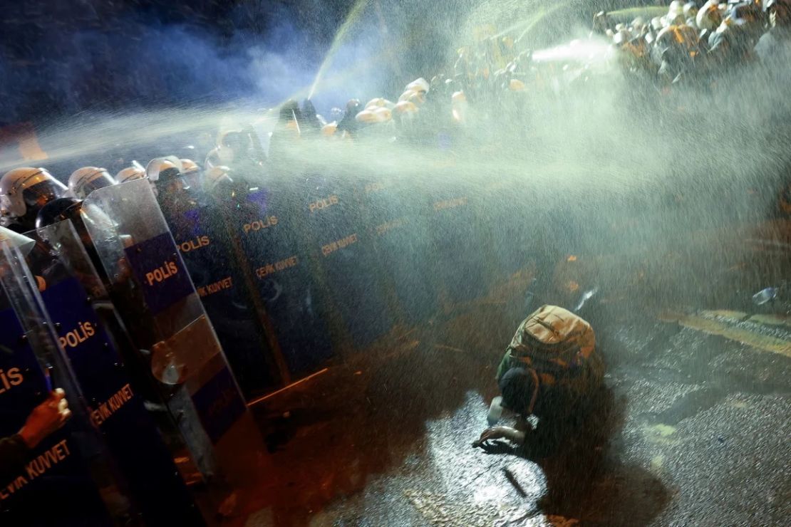 Agentes de la policía antidisturbios utilizan gas pimienta para dispersar a los manifestantes durante una protesta el sábado.