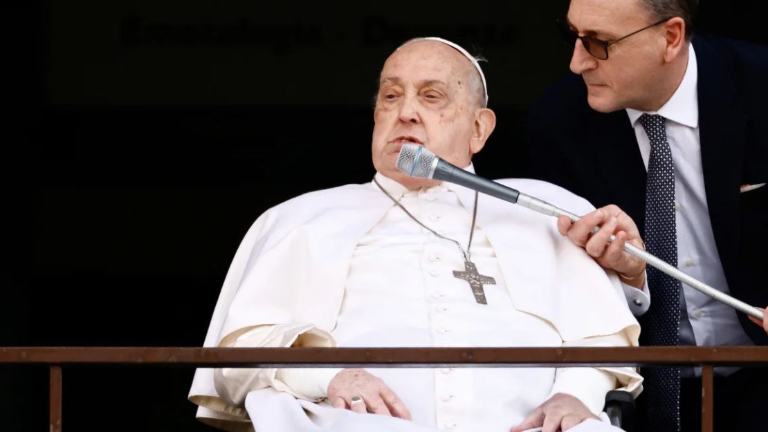 El papa Francisco habla durante su primera aparición pública en cinco semanas, antes de ser dado de alta del Hospital Gemelli en Roma el domingo.