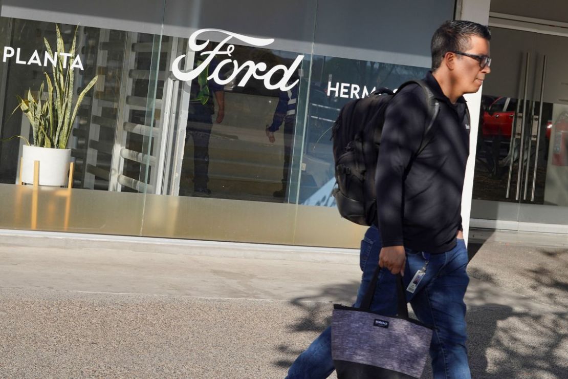 Un empleado camina afuera de la Planta de Estampado y Ensamble de Ford Hermosillo, en Hermosillo, México, el miércoles.