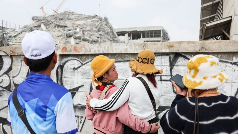 Тревожните близки чакаха извън усукана маса от метал и бетон