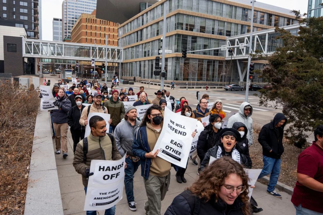  del sindicato marchan por el centro de Minneapolis el 29 de marzo después de que el estudiante internacional de posgrado de la Universidad de Minnesota, Doğukan Günaydin, fuera detenido por agentes de ICE.