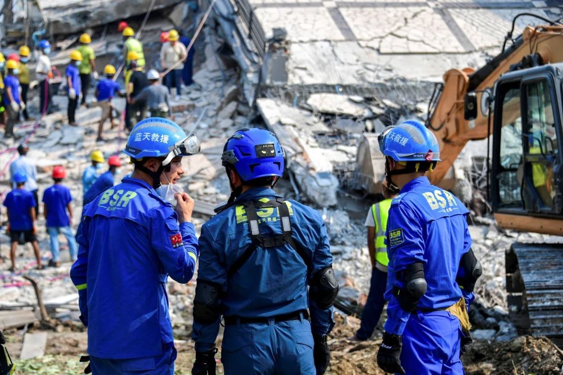 Los trabajadores de rescate son fotografiados en Mandalay, Myanmar, el lunes.
