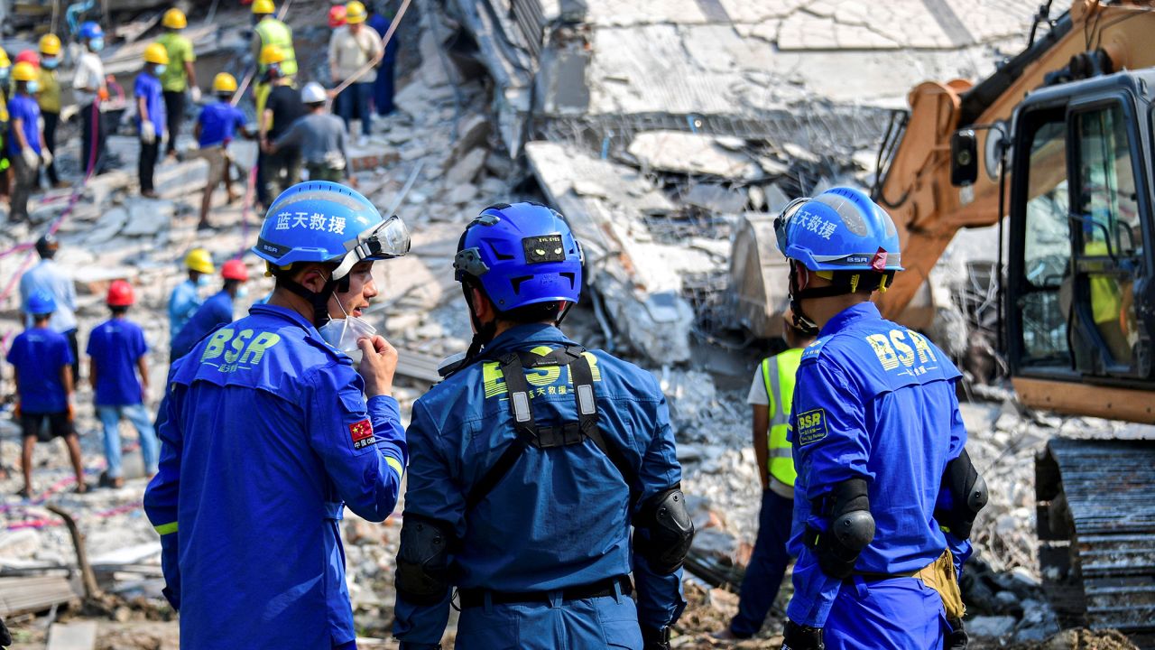 Chinese rescue workers stand at the site of a collapsed building, in the aftermath of a strong earthquake, in Mandalay, Myanmar, March 31, 2025. REUTERS/Stringer