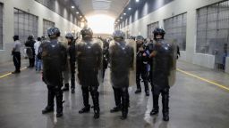 Policías en el Centro de Confinamiento del Terrorismo (Cecot), en Tecoluca, El Salvador, el 4 de abril de 2025.