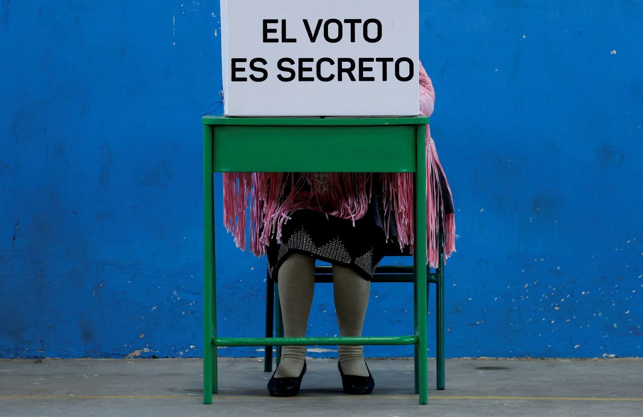 Persona de una comunidad indígena vota en un colegio electoral, durante las elecciones presidenciales, en Poalo, Ecuador, el 13 de abril de 2025.