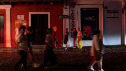 Gente camina por una calle oscura después de que Puerto Rico se viera afectado por un apagón masivo donde las plantas de energía en toda la isla cerraron inesperadamente, en San Juan, Puerto Rico, el 16 de abril de 2025.