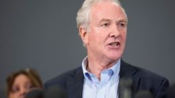 El senador Chris Van Hollen ofrece una conferencia de prensa en el Aeropuerto Internacional Dulles de Virginia el viernes.