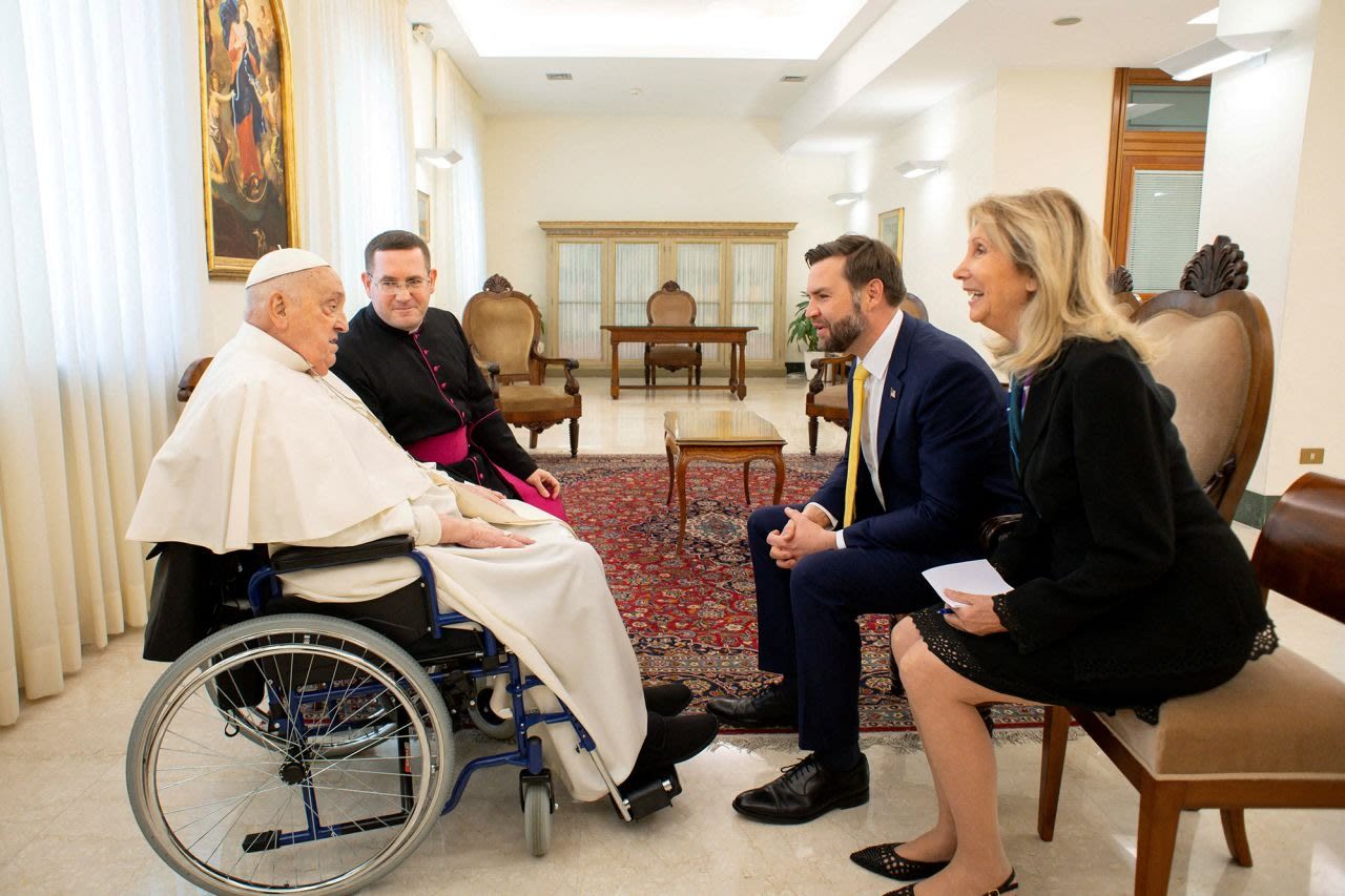 El papa Francisco se reunió con el vicepresidente de Estados Unidos, J. D. Vance, el domingo de Pascua en el Vaticano.