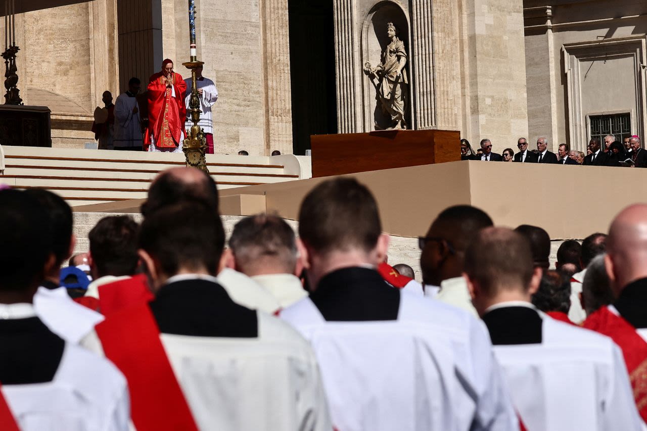 El cardenal Giovanni Battista Re oficia la misa funeral del papa Francisco en la Plaza de San Pedro del Vaticano.