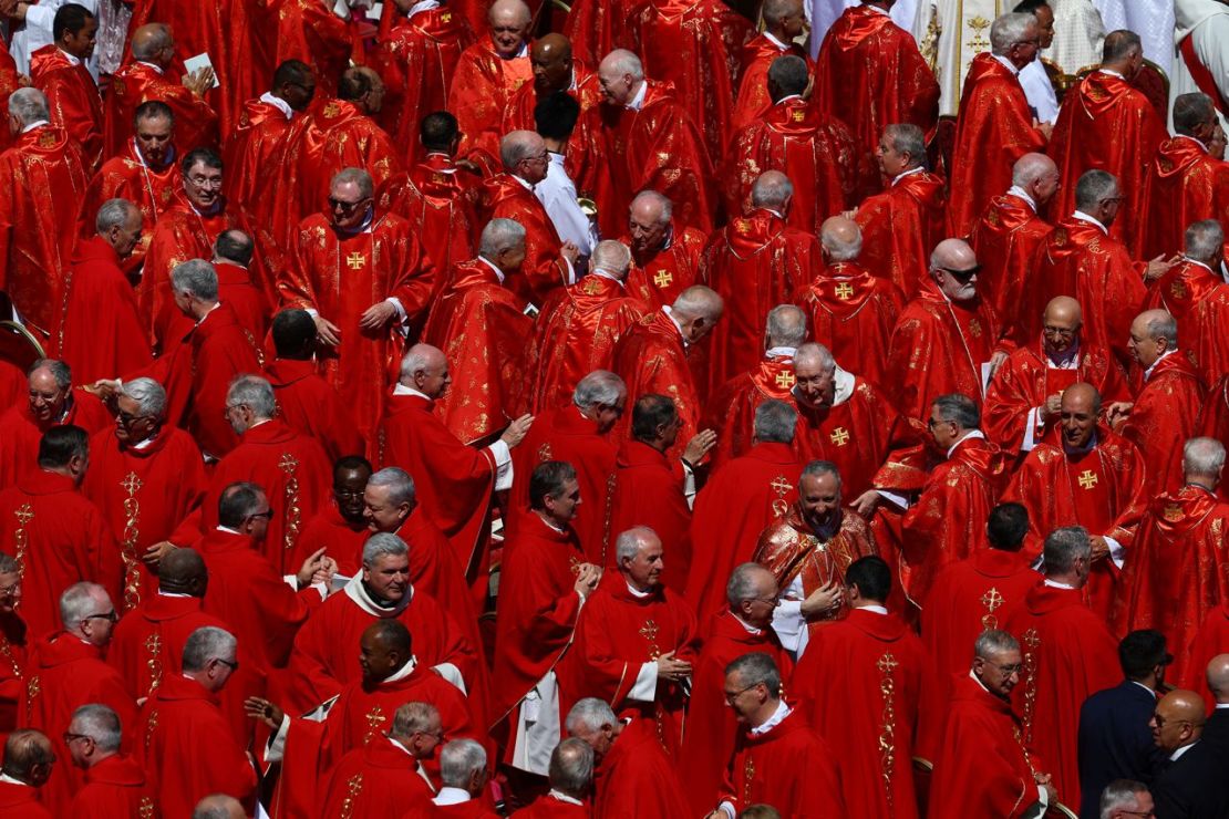del clero intercambian el saludo de la paz durante la misa funeral del papa Francisco.